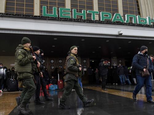 "Attenzione al nastro rosso". Kiev lancia l'allarme infiltrati