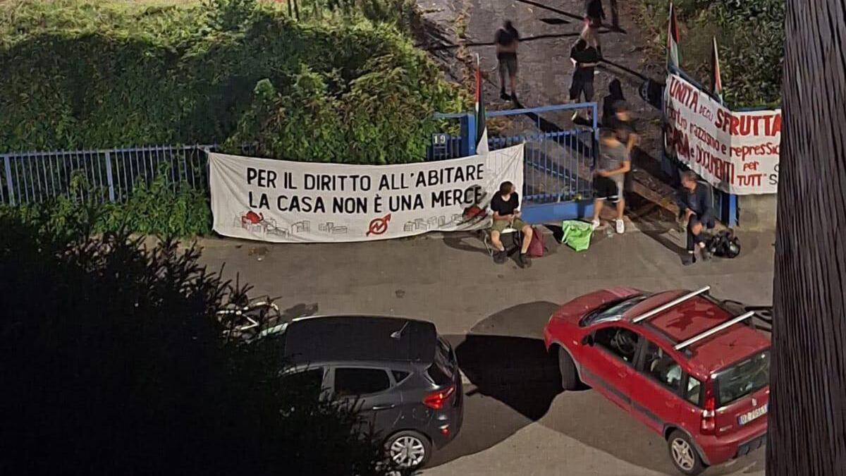 Sgomberati da viale Brenta rioccupano una scuola