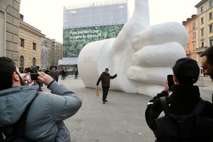 E a Milano spunta un "Like" gigante 4