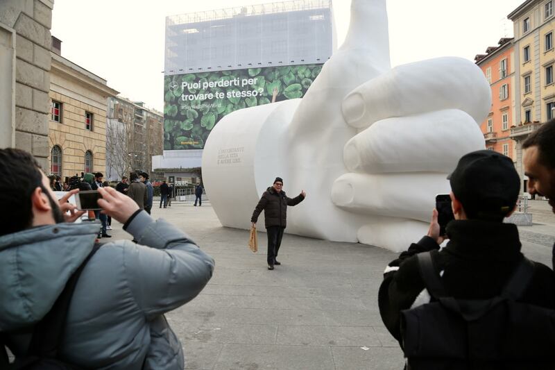 E a Milano spunta un "Like" gigante 4