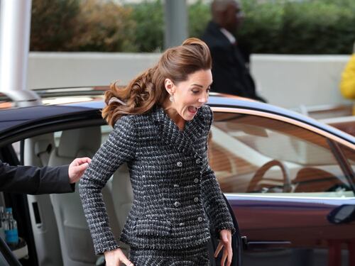 Kate Middleton all'ospedale pediatrico, ma la gonna la mette in imbarazzo