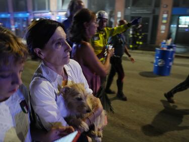 Vigili del fuoco a lavoro per spegnere l'incendio in un magazzino cinese a Milano 5