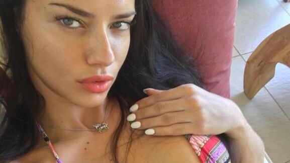 Critiche per Adriana Lima: "Anche se ho i piedi sporchi sono la regina"