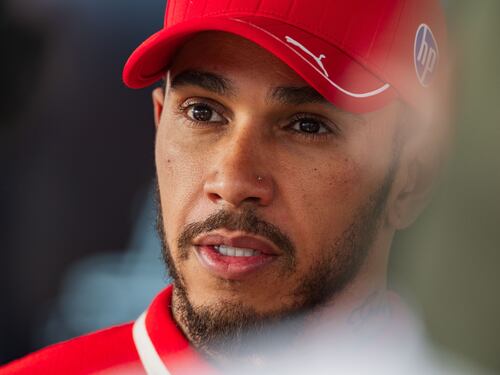 La norma sulle ali non aiuta. Lewis: "Ferrari inguidabile"