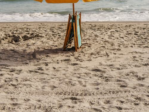 Lasci l'ombrellone per tenere occupato il tuo posto in spiaggia? Ecco cosa rischi