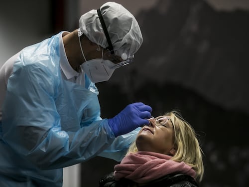 Monoclonali, è scontro tra Italia ed Europa. Aifa: "Usarle subito". Ema: "Prima altri studi"