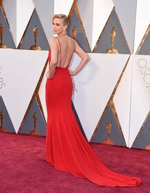 Oscar 2016, Charlize Theron in rosso toglie il fiato 2