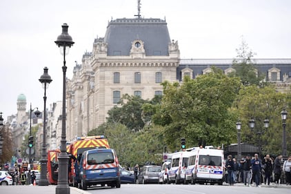 Parigi, strage alla sede della polizia: funzionario uccide 4 persone 2