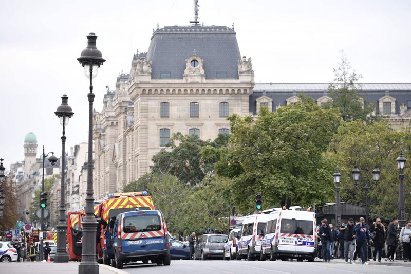 Parigi, strage alla sede della polizia: funzionario uccide 4 persone 2