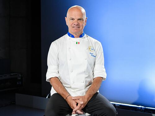 "Parmigiano, olio extravergine, pomodori: ecco cosa mangia Carlo III". Parla lo chef dei royals Enrico Derflingher