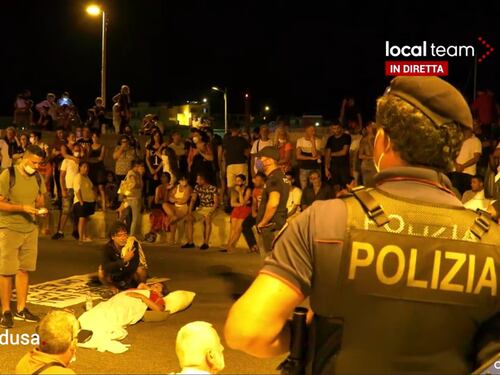 Ripresi sbarchi a Lampedusa: cittadini a terra per impedirli