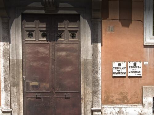 Roma, in 30 pestano un coetaneo: minorenni segnalati da polizia