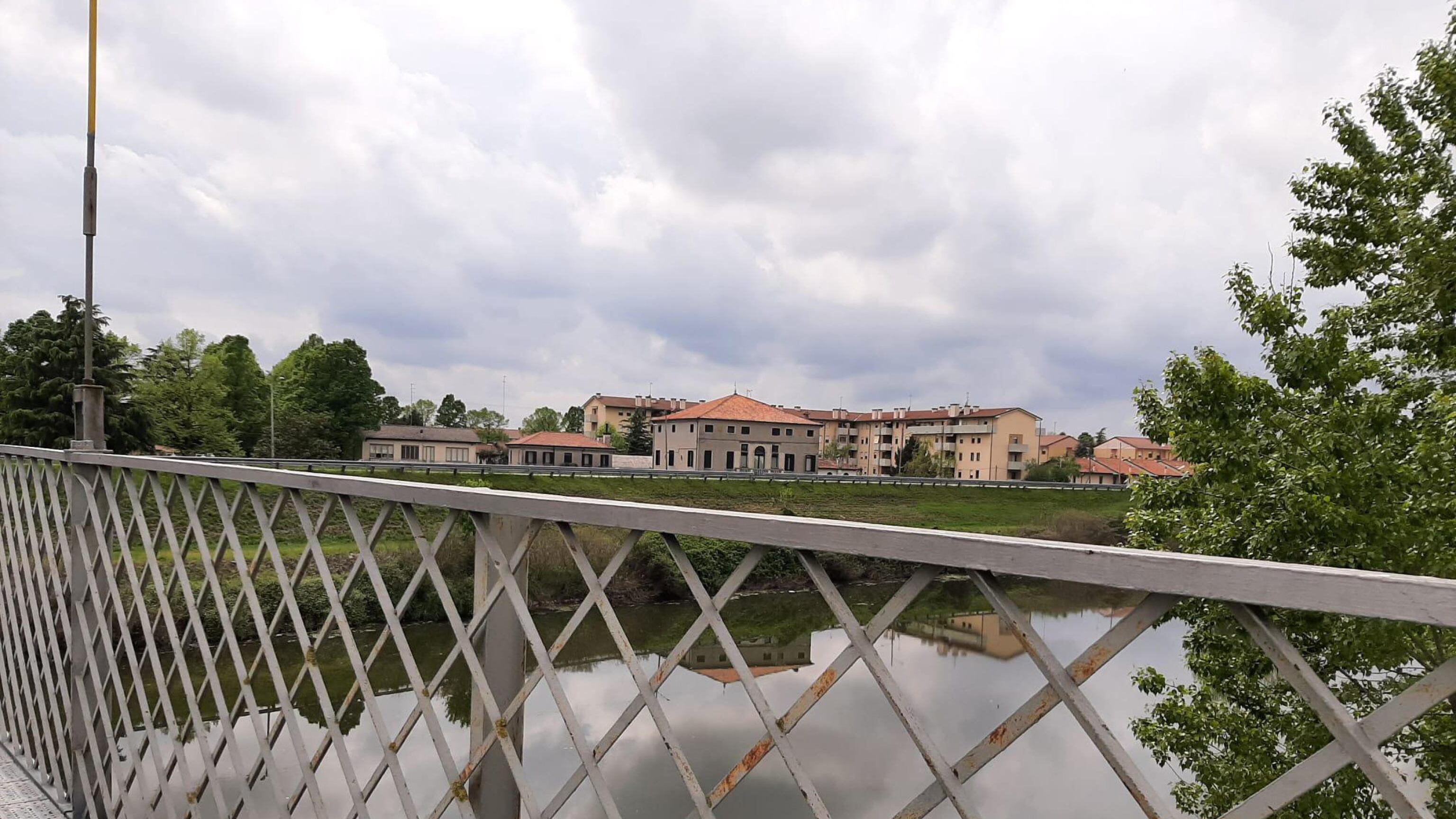Il ragazzo scomparso annegato nel Brenta: il mistero del cellulare