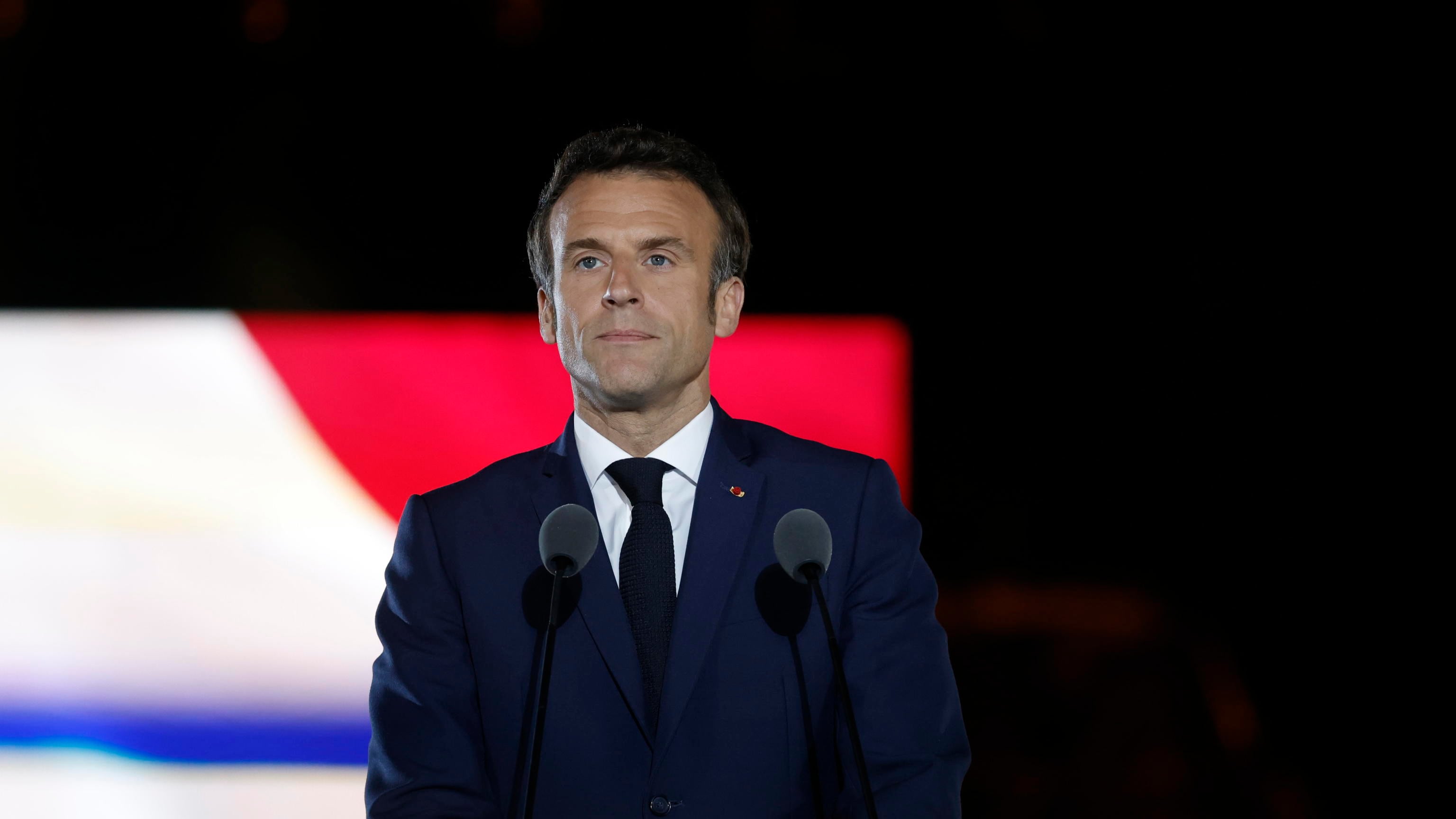 Macron cerca la "perla rara" per blindarsi alle Legislative
