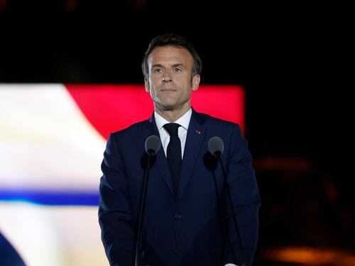 Macron cerca la "perla rara" per blindarsi alle Legislative