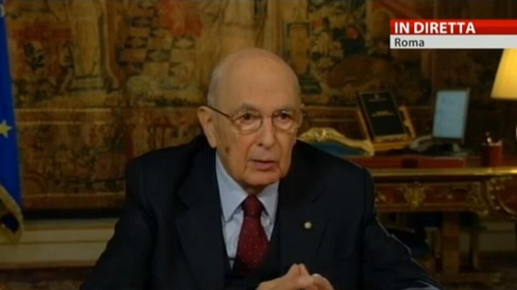 Napolitano non si dimette (per ora) e attacca: "Non mi faccio intimidire dalle ingiurie"
