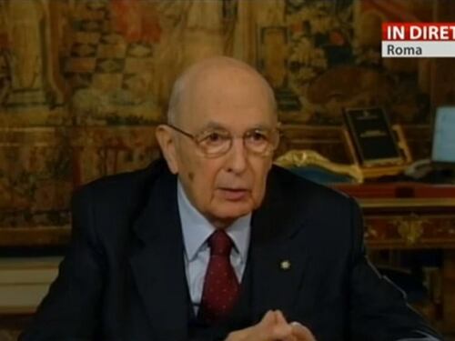 Napolitano non si dimette (per ora) e attacca: "Non mi faccio intimidire dalle ingiurie"