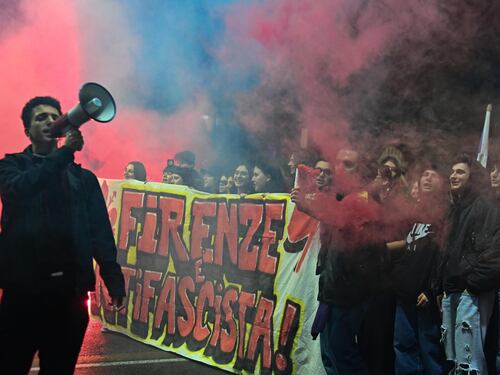 Il corteo "anti-violenza" inneggia alle foibe e a Tito