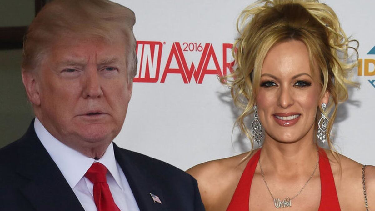 Usa, si lascia toccare in uno striptease: arrestata Stormy Daniels