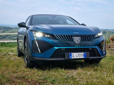 Peugeot 408, le foto del crossover “tuttofare” 4