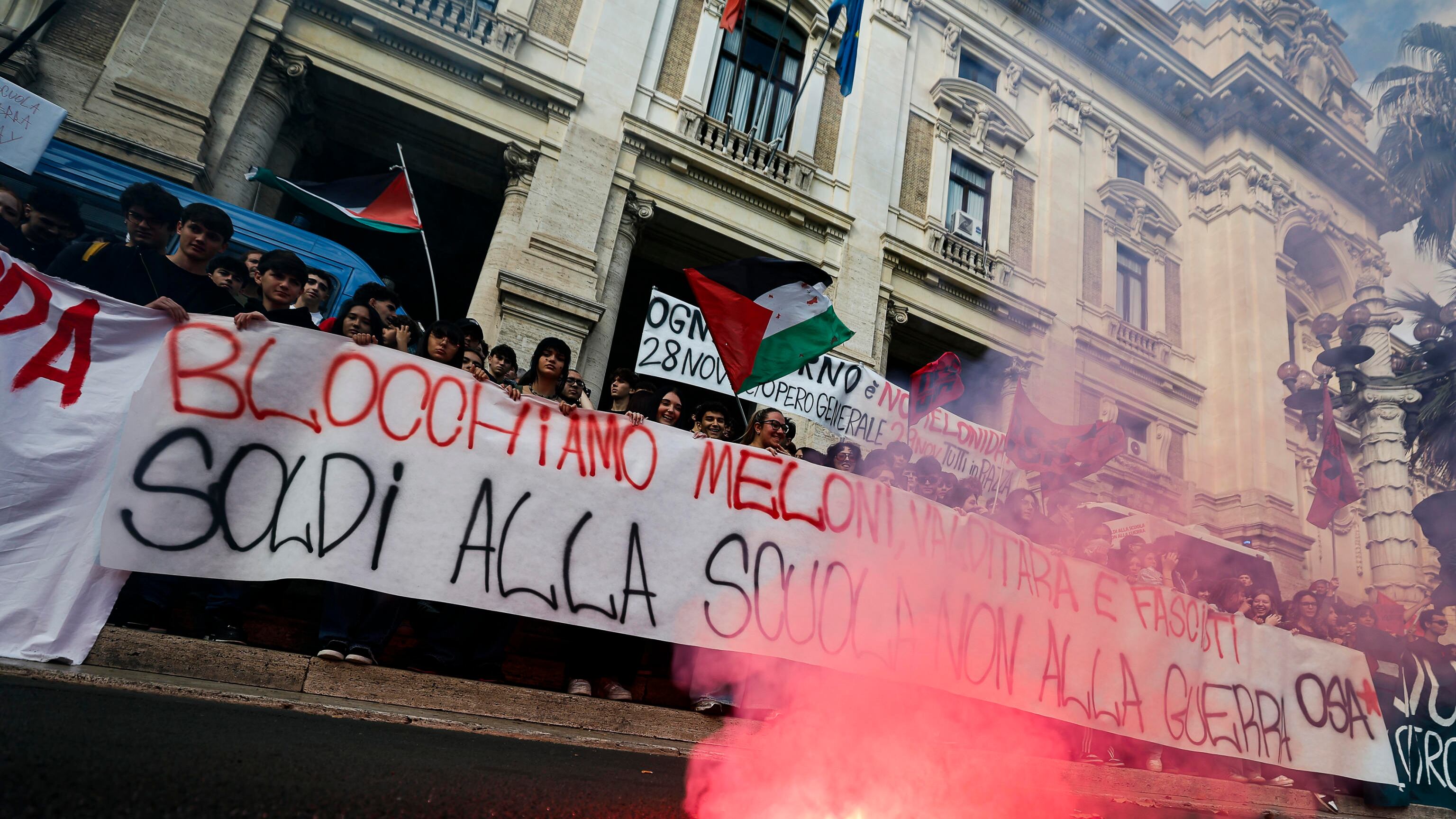 "No Meloni Day", bruciata foto di Valditara: "Fuori dal tono democratico"