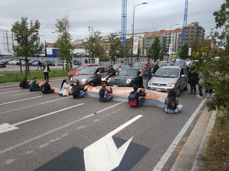 A4 Torino-Milano bloccata dagli attivisti di Ultima Generazione: le immagini della manifestazione 1