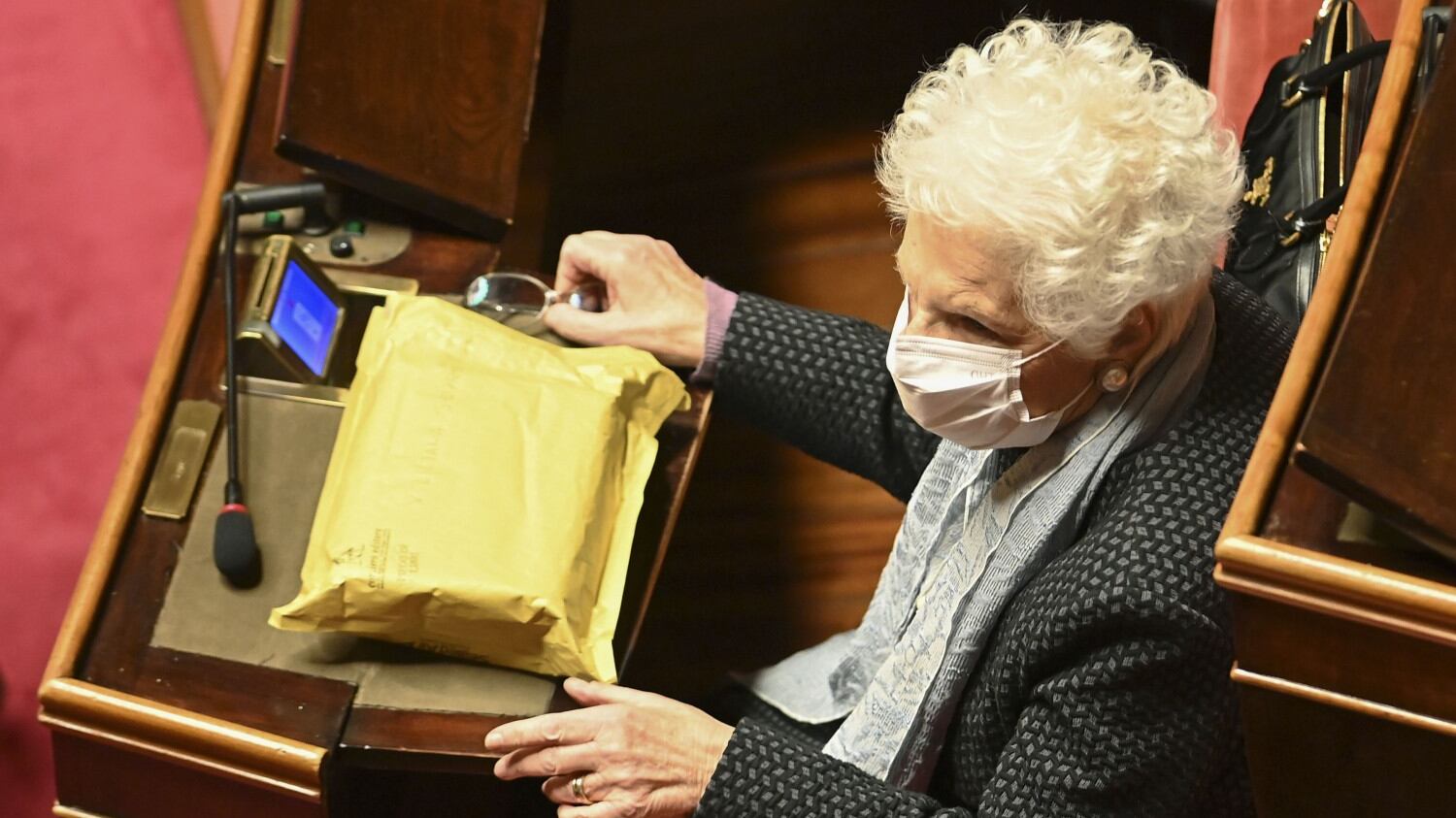 Il ritorno dei "grandi vecchi" a sostegno dell'esecutivo. Salvini cita frase choc M5s