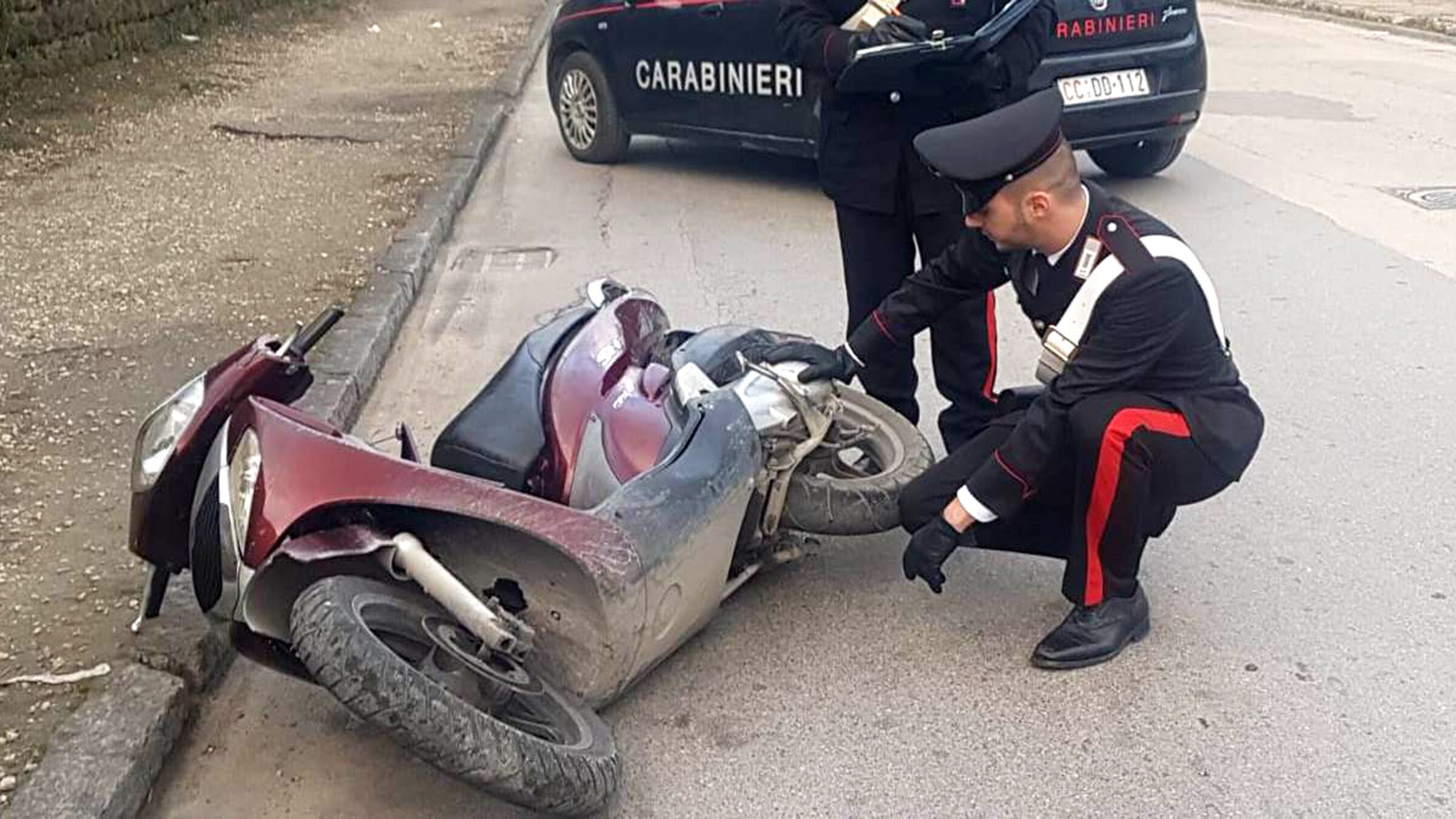 Tre rapine in meno di un'ora: inseguito da una vittima, cade dallo scooter e viene arrestato