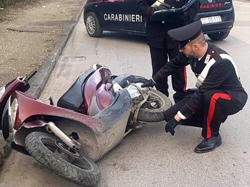 Tre rapine in meno di un'ora: inseguito da una vittima, cade dallo scooter e viene arrestato