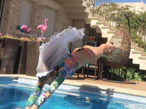 Bar Refaeli, addio al nubilato in piscina