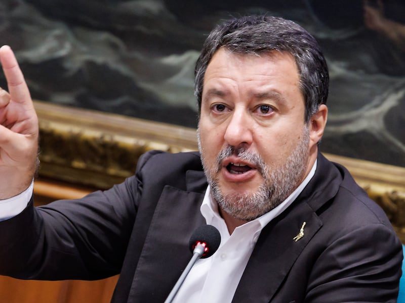 Salvini tira dritto e sfida i malumori nella Lega: “Nessun passo di lato”
