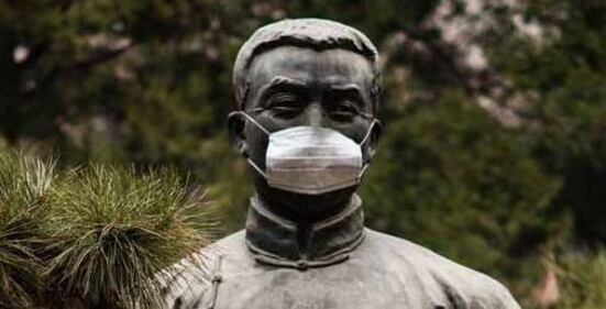 Pechino protesta: maschere anti-smog sulle statue 3