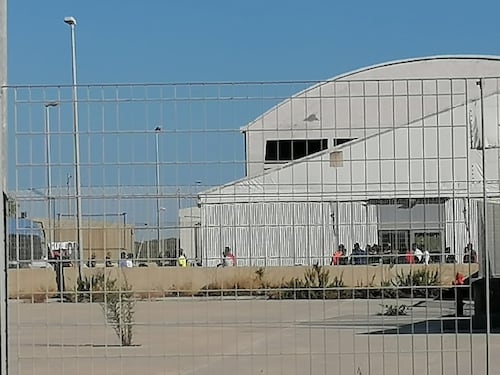Un'altra fuga di massa record: si fanno scappare 500 migranti