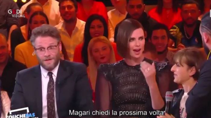"Magari prima chiedi il permesso". Charlize Theron mette al proprio posto il conduttore