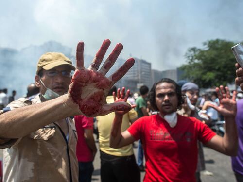 Egitto, l'esercito sgombera i campi pro Morsi. Ed è una carneficina