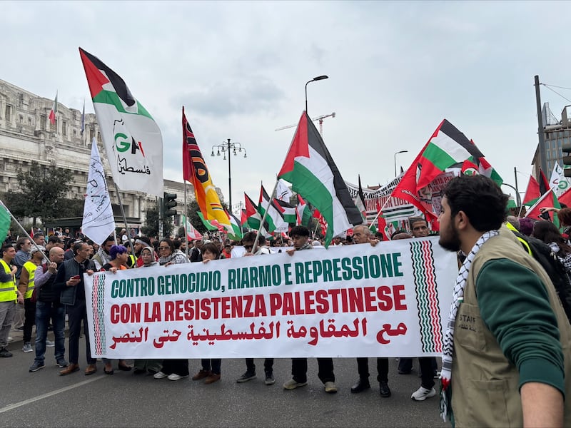 Il corteo anti Israele a Milano 4