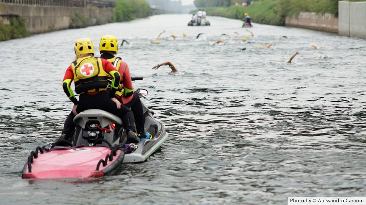A nuoto nei Navigli. Granfondo storica tra sport e beneficenza