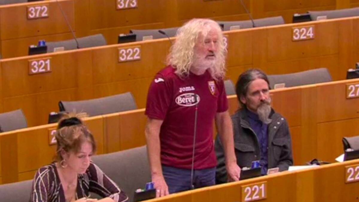 L'eurodeputato irlandese che va in Aula con la maglia del Torino