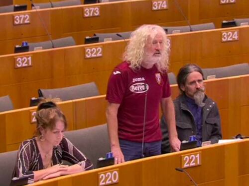 L'eurodeputato irlandese che va in Aula con la maglia del Torino