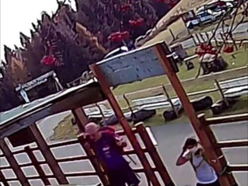 "Mettete la mascherina" Loro prendono a bastonate gli albergatori