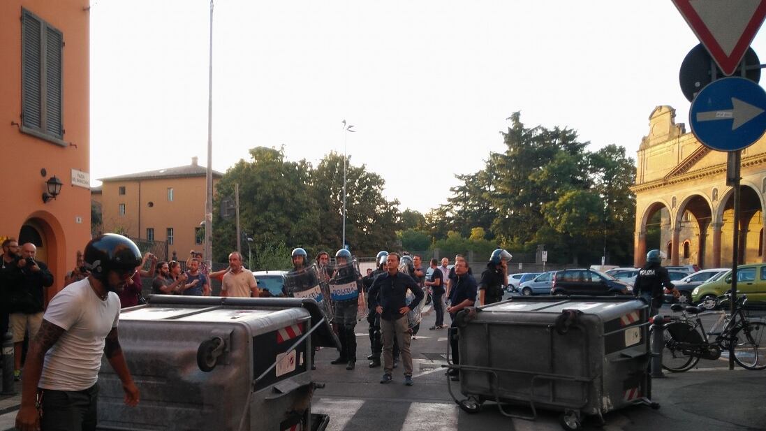 Bologna, centro sociale sgomberato: scontri con la polizia
