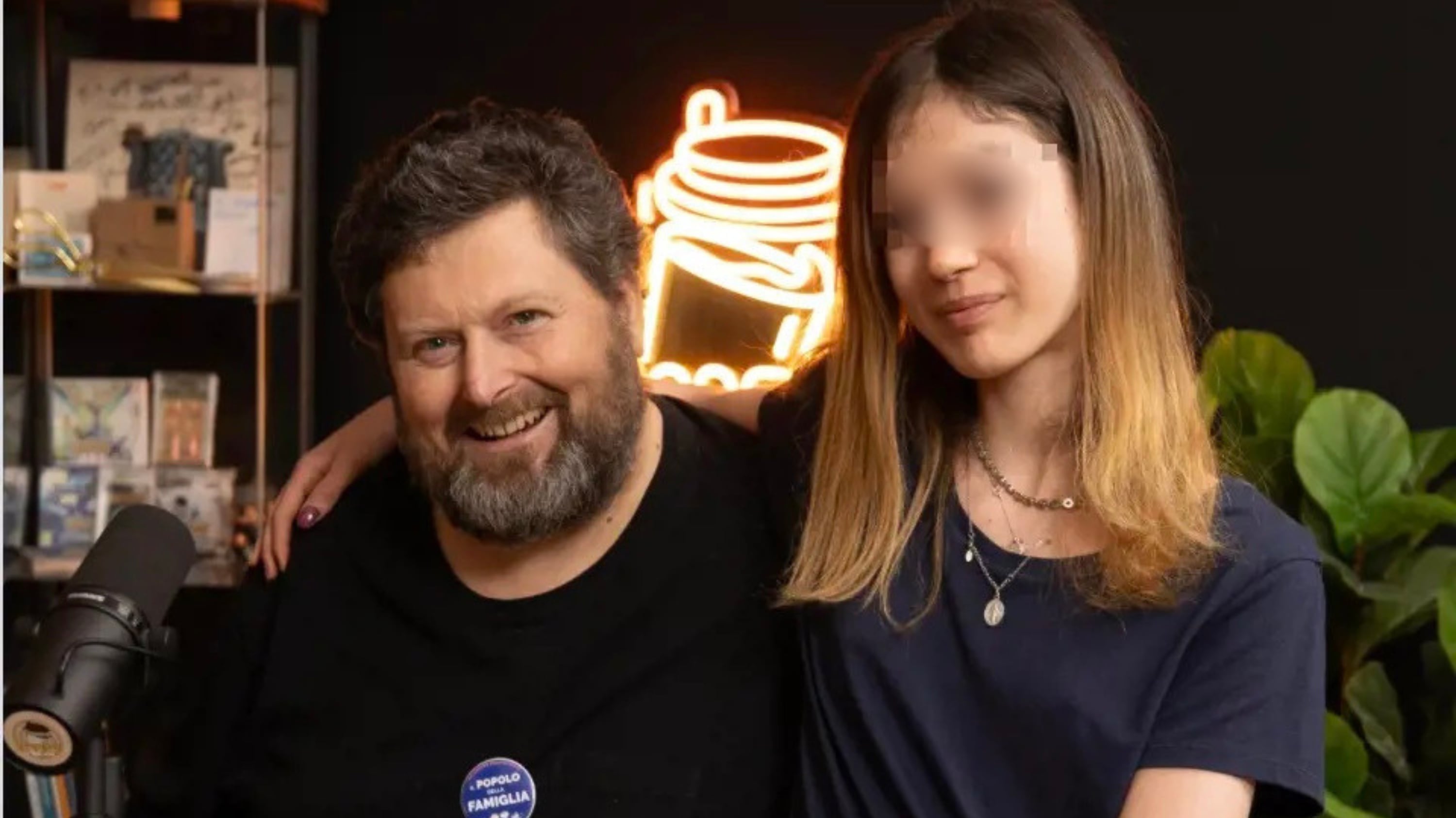 "Dio, truffa e famiglia": Adinolfi fa gli auguri alla figlia e gli haters si scatenano sotto il post