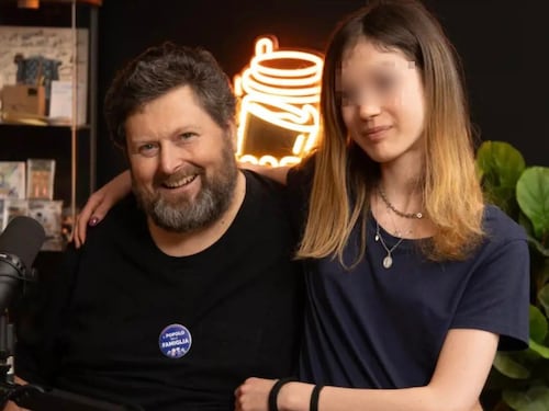 "Dio, truffa e famiglia": Adinolfi fa gli auguri alla figlia e gli haters si scatenano sotto il post