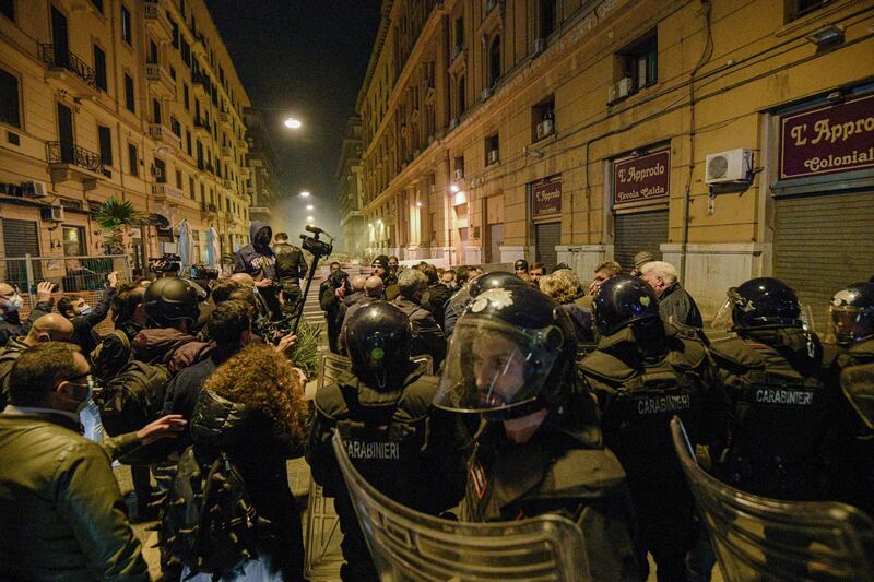 Napoli, guerriglia urbana contro il lockdown 4