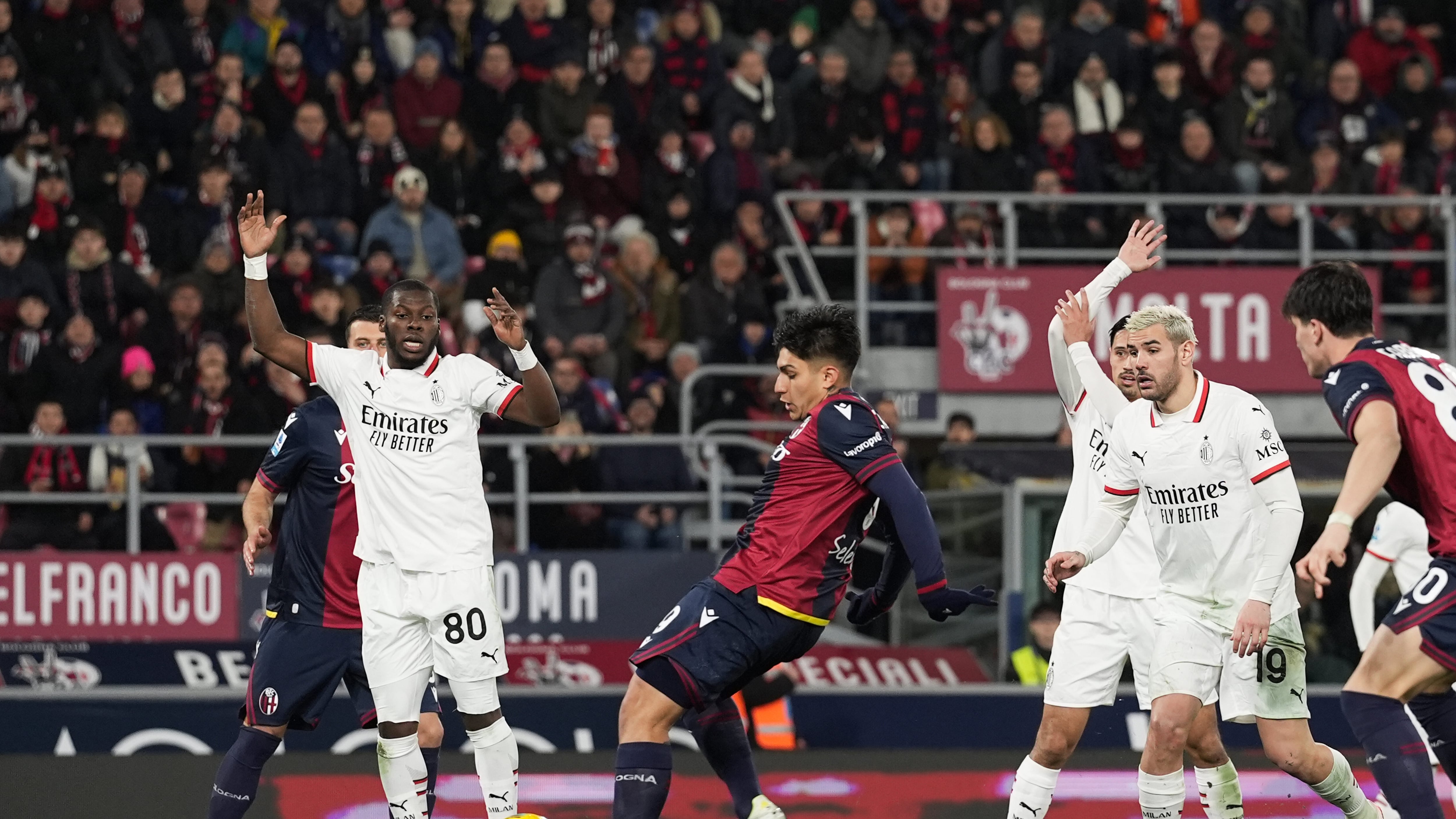 "Se parlo diventa un casino". Leao furibondo: cosa è successo in Bologna-Milan