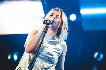 Emma Marrone sexy in camera da letto 16