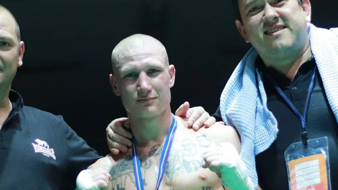 Combatte con i tatuaggi dei simboli nazisti. Broili rischia sanzioni (e ha perso l'incontro)