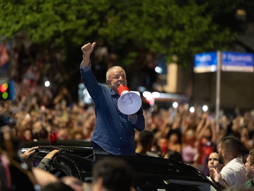 Lula rieletto in Brasile. Furia Bolsonaro: “Chiederò l’annullamento”. Affondo di Trump: “I comunisti non cedono il potere”