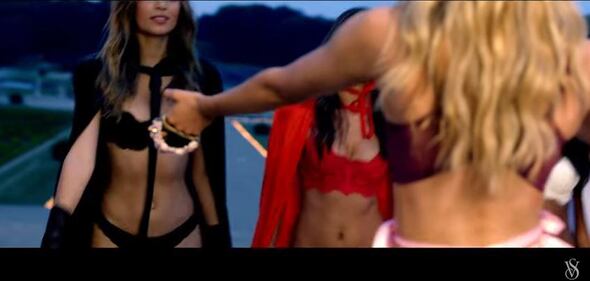 Victoria's Secret: modelle nude per un Natale osé 20