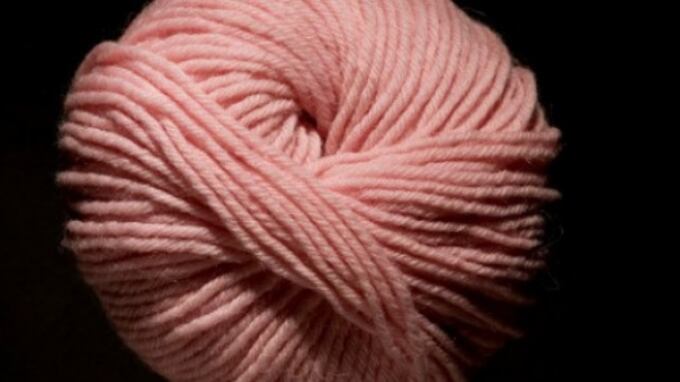 Linate, un gomitolo rosa per scaldare la vita
